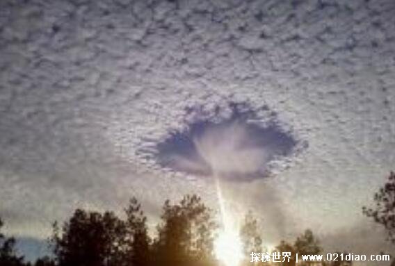 世界上最诡异的云，粉色飞碟云疑似UFO(雨幡洞云宛如天空破洞)