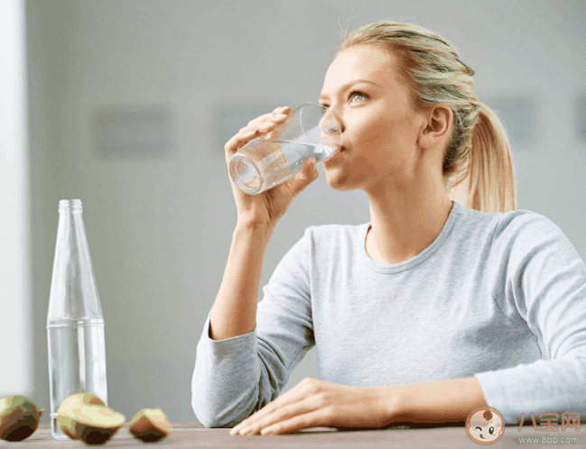 喝水时间间隔不要超过多久 饮水量充足的人更健康不容易老吗