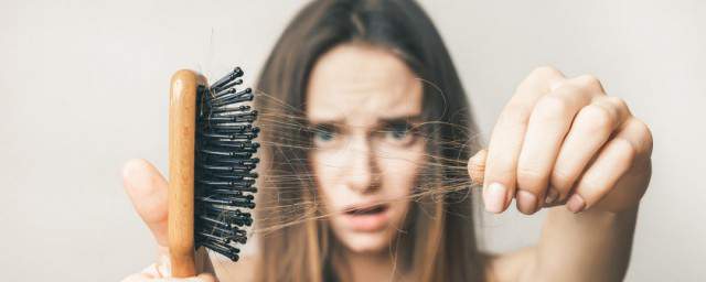 一个成年人每天掉多少根头发属于正常现象 为什么会掉头发