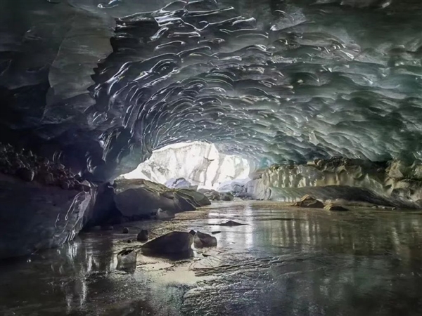 绝美！西藏发现一处超大型冰洞：长165米 双向可进入