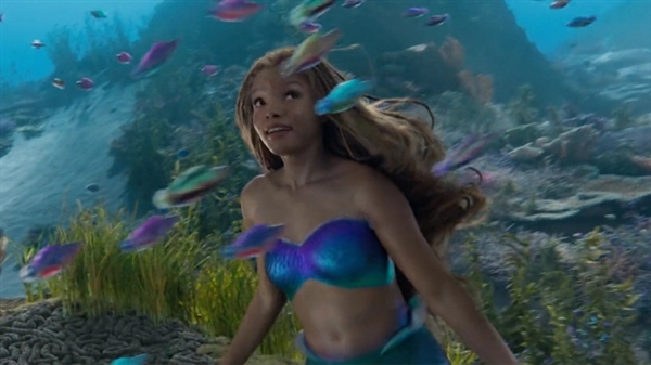 迪士尼《小美人鱼》5月上映 美人鱼主演：每天花13小时水下拍摄