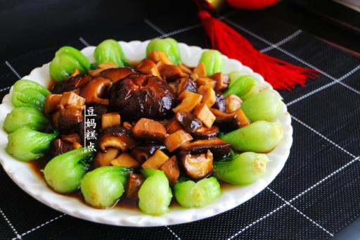 香菇油菜怎么样做出来更好吃（年夜菜3分钟就能上桌的）(1)