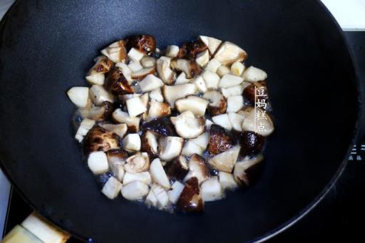 香菇油菜怎么样做出来更好吃（年夜菜3分钟就能上桌的）(7)