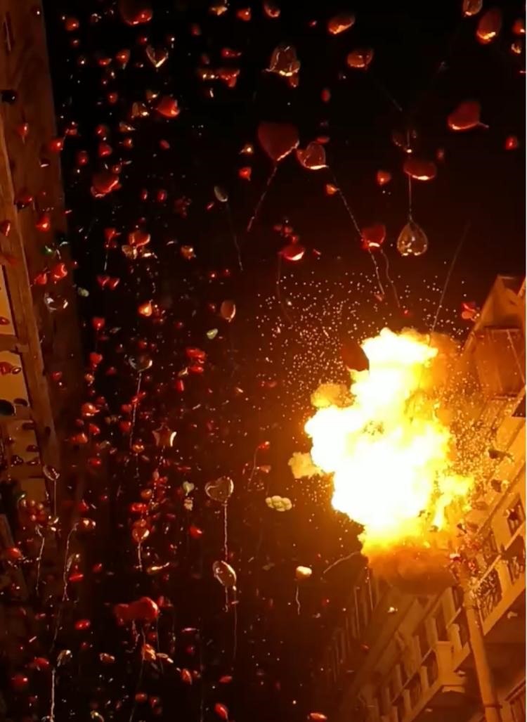 武汉跨年夜群众放氢气球撞上高压线引发爆炸